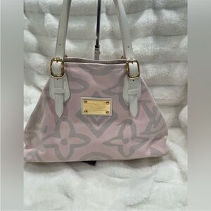 Louis Vuitton Tahitienne PM Pink
Tahitienne bag .  100% Authentic